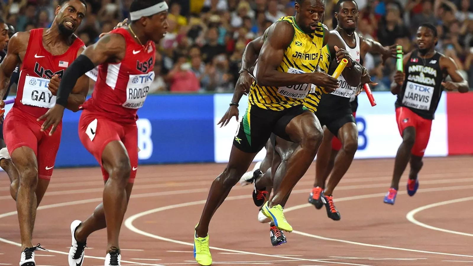 Usain Bolt, agafant l'últim relleu de la final dels 4x100 / WANG ZHAO / AFP