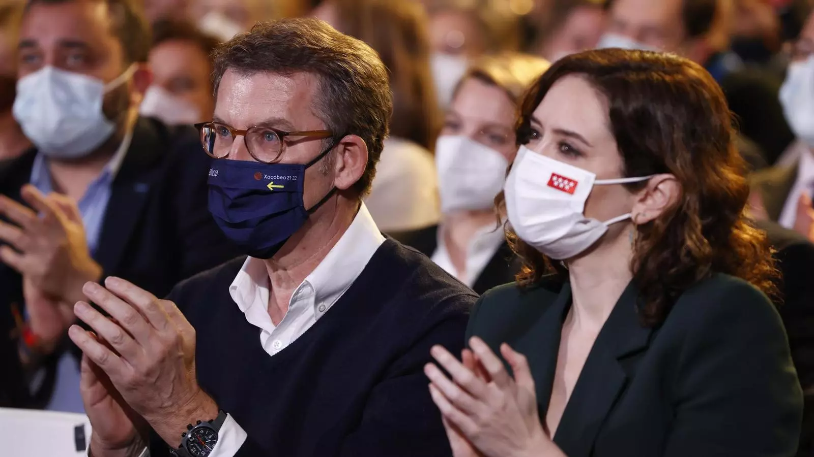El president de la Xunta, Alberto Núñez Feijóo, i la presidenta madrilenya, Isabel Díaz Ayuso, aquest vespre en l'acte del PP a Madrid