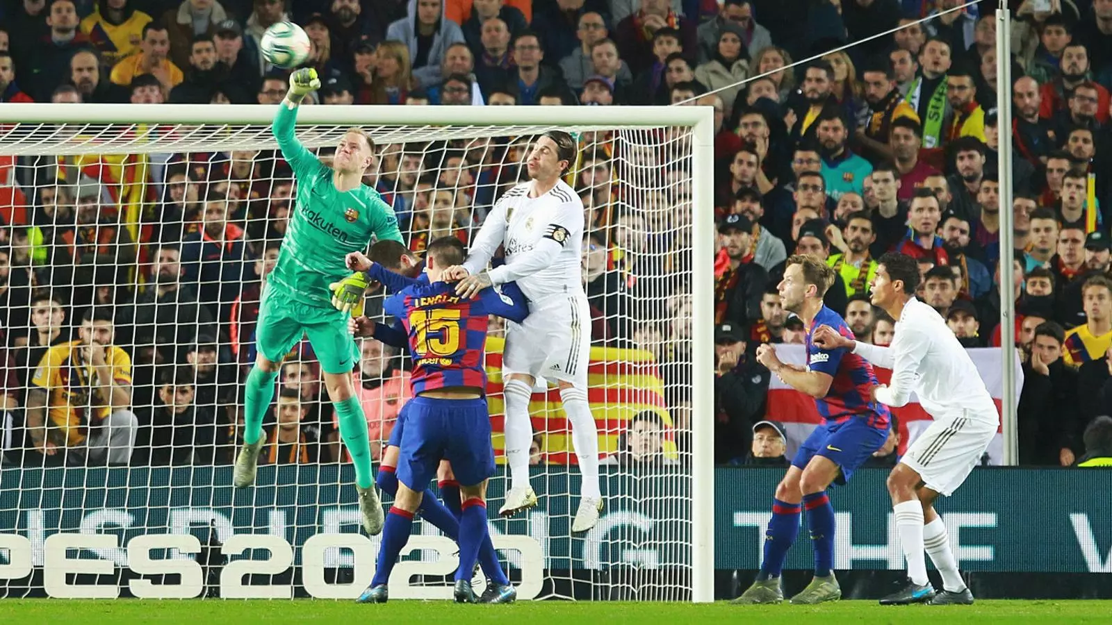 Ter Stegen allunyant la pilota amb el puny.