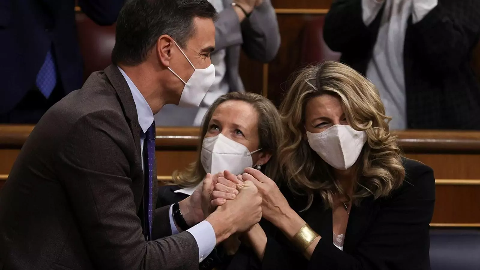 3 de febrer al Congrés: Pedro Sánchez, Nadia Calviño i Yolanda Díaz es feliciten per l'aprovació de la reforma laboral pactada amb els agents socials.