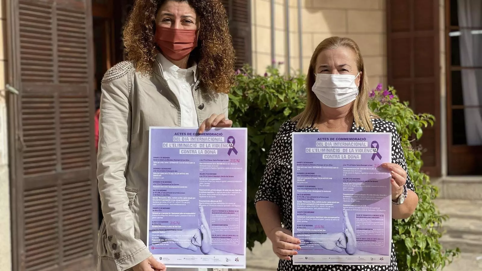 La batlessa de Son Servera i la regidora d'Igualtat presentel el programa el 25N