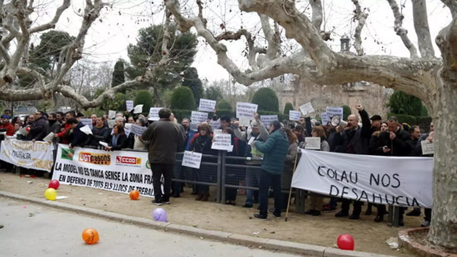Uns 150 funcionaris de presons s'han concentrat aquest dimecres davant del Parlament