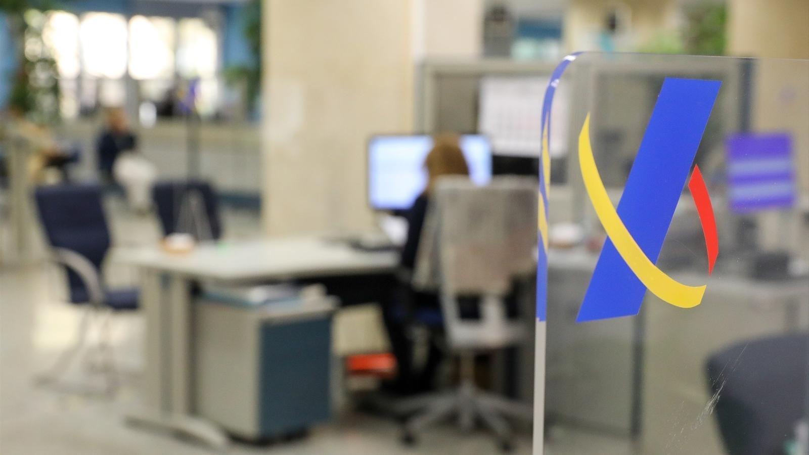 Una persona fa feina a una oficina de l'Agència Tributària.