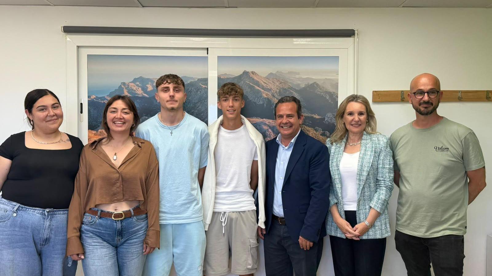 Der Minister für Präsidentschaft bei einem Besuch in einem Zentrum, das an den 'Flip Up'-Workshops teilgenommen hat.