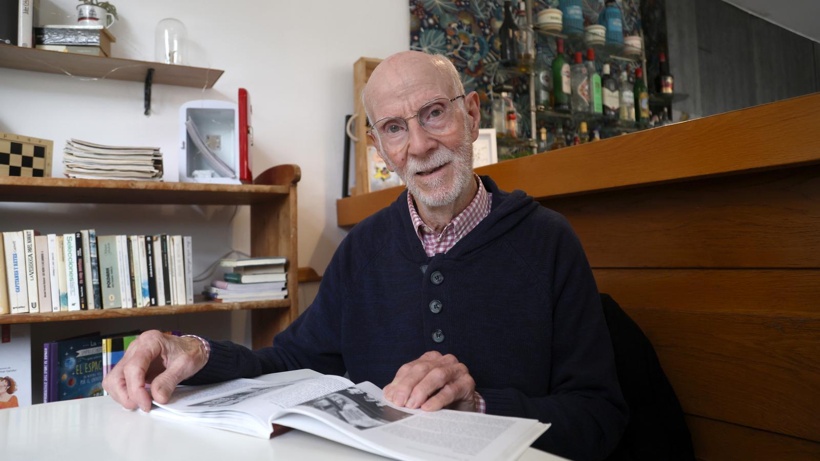 Rafael Ruiz, el pintor que va marcar els cinemes de Palma amb cartells gegants.