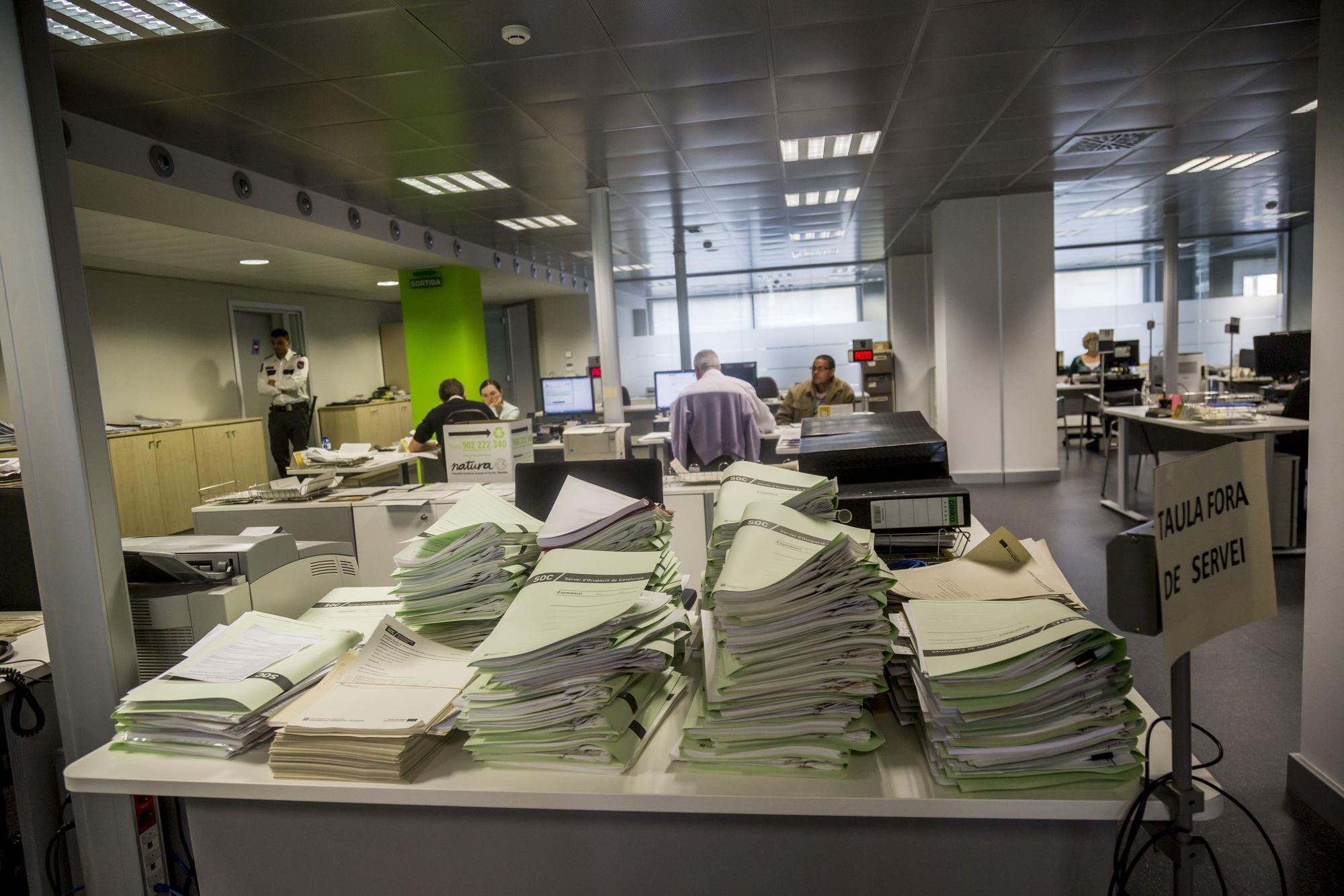 Papers en una oficina de treball de Catalunya