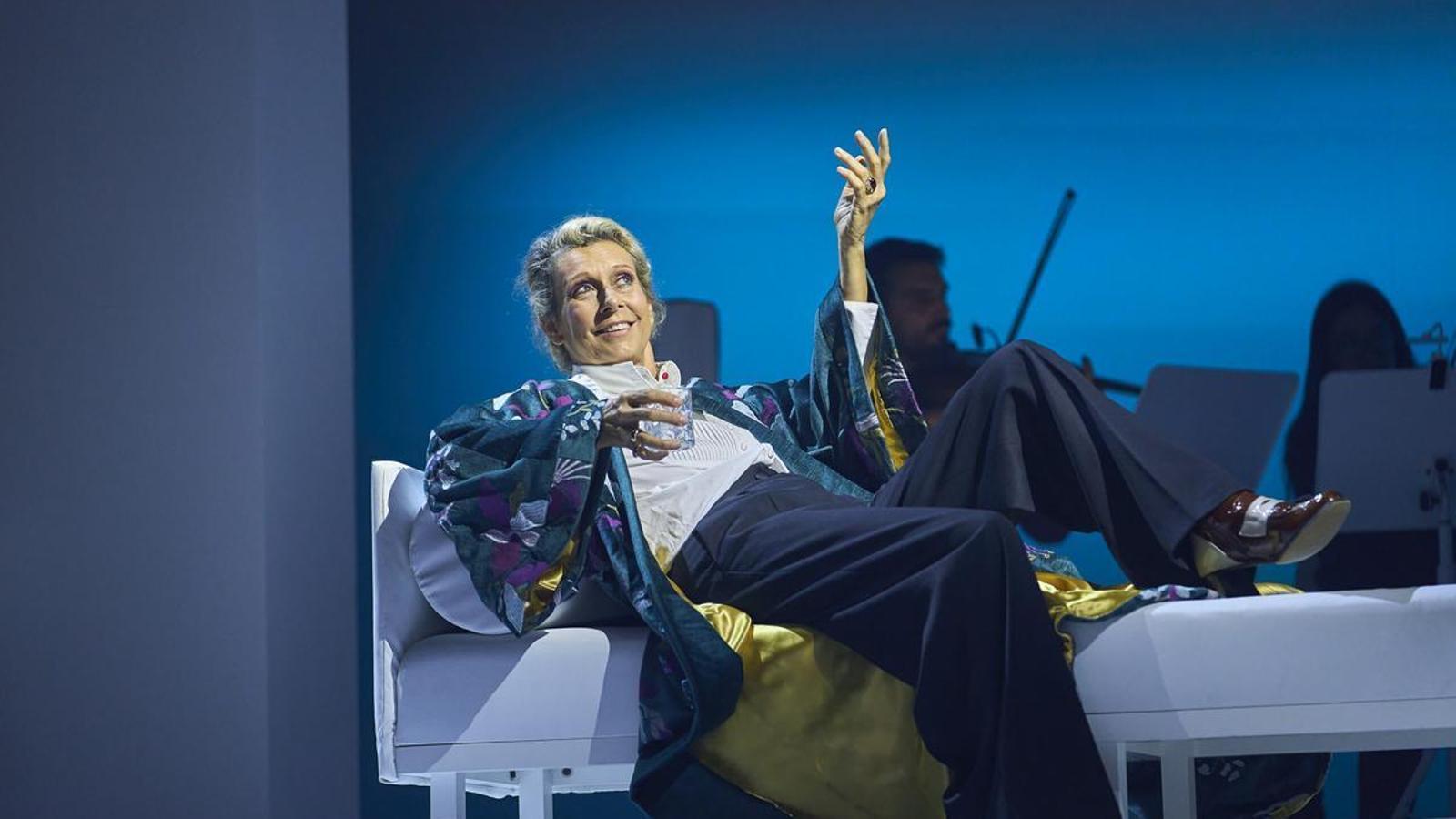 Àngels Gonyalons en el espectáculo 'El retrato de Dorian Gray', en el Teatro Romea.