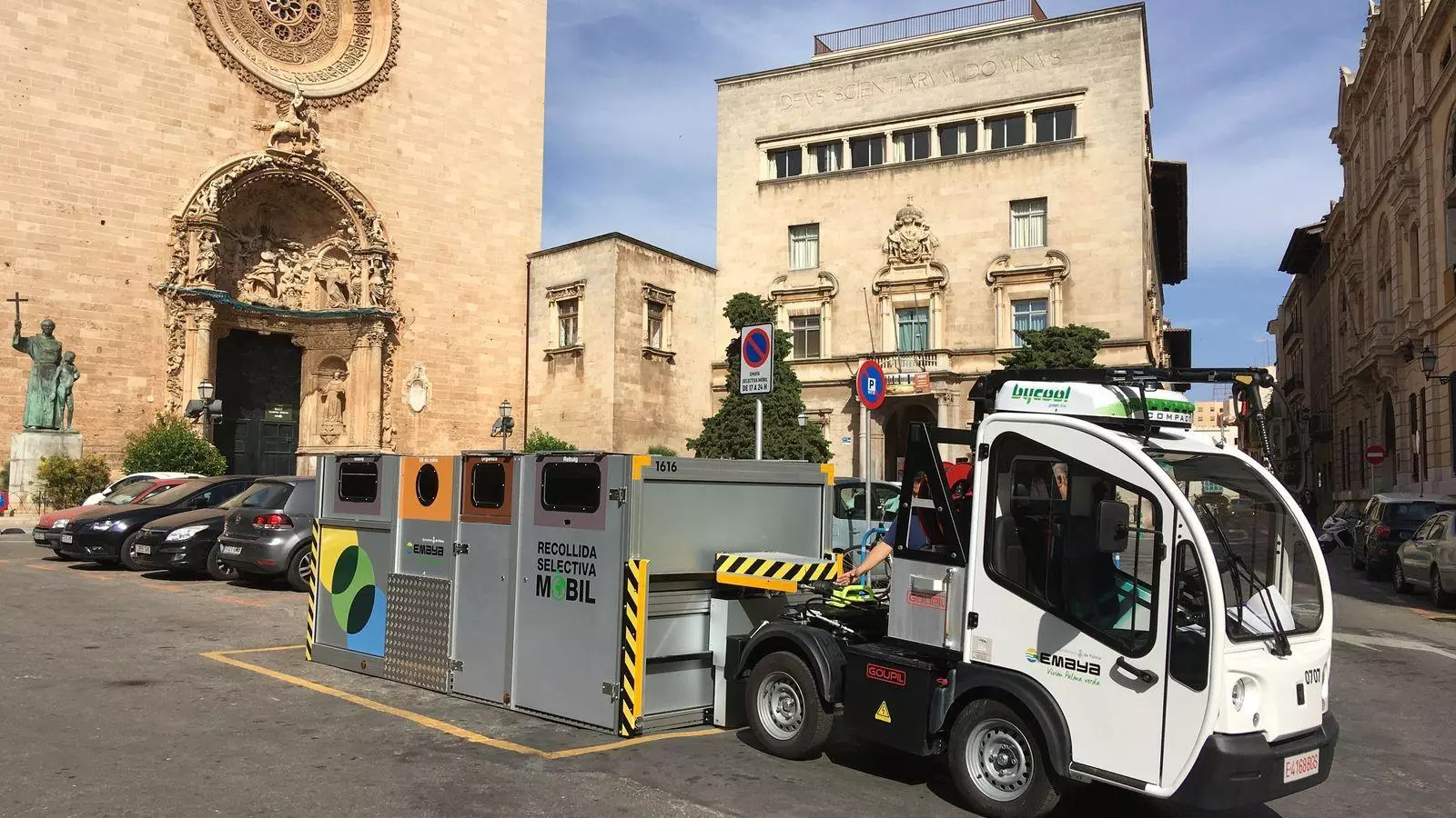 Contenidors de reciclatge al centre de Palma.