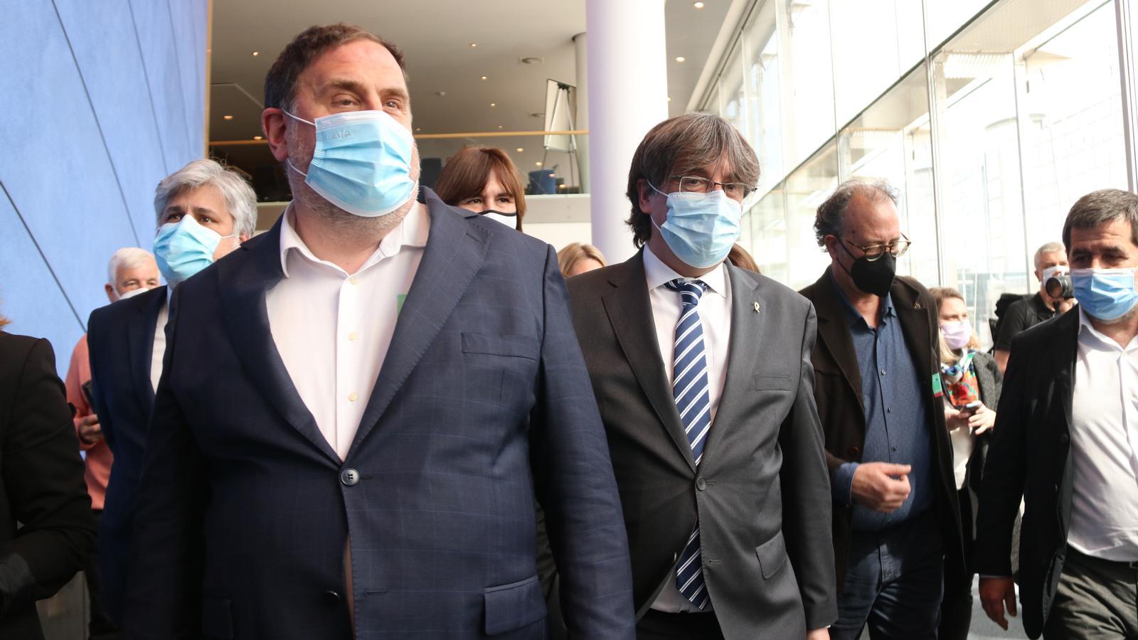 El presidente de ERC, Oriol Junqueras, y el expresidente de la Generalitat y líder  de Juntos, Carles Puigdemont, en su llegada a la rueda de prensa en Bruselas por el estallido del caso de espionaje 'Catalan Gate'