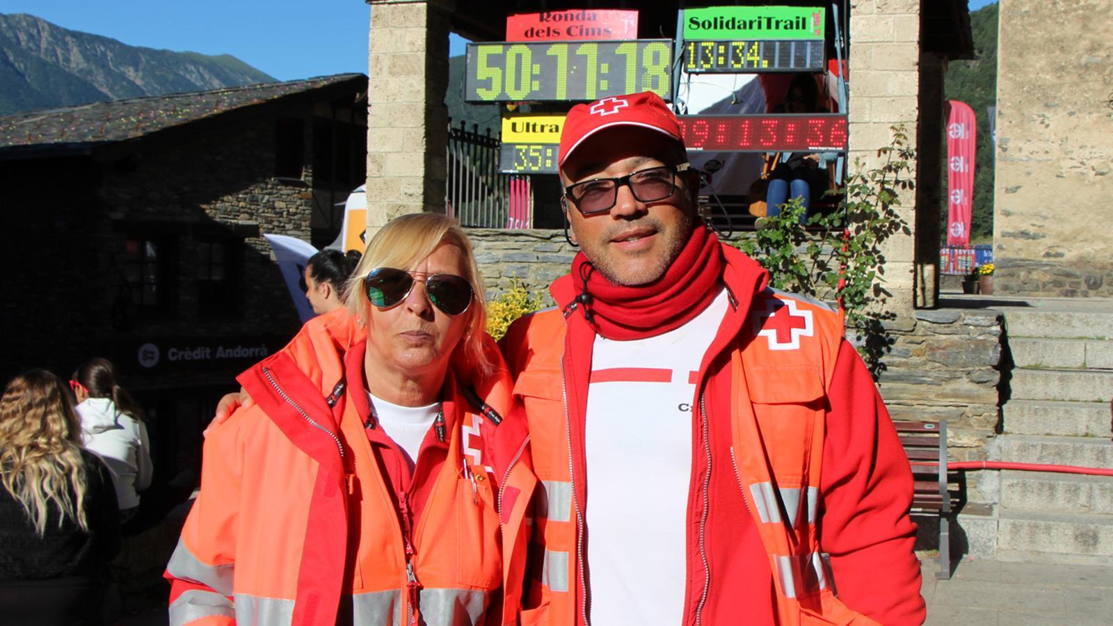 Dos voluntaris de la Creu Roja