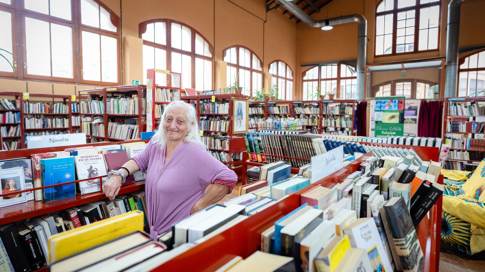La voluntaria Natàlia Espinet Vallès en Conexión Papiro, en el espacio La Fábrica de Celrà.