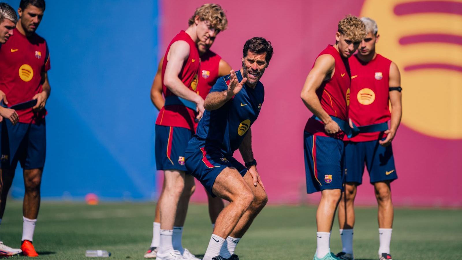 Yann-Benjamin Kugel, en medio de la fotografía, durante un entrenamiento con el Barça