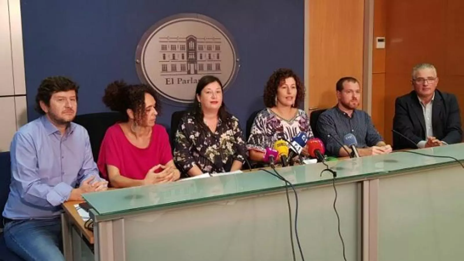 Representants dels sis partits que donen suport a la proposició de llei.