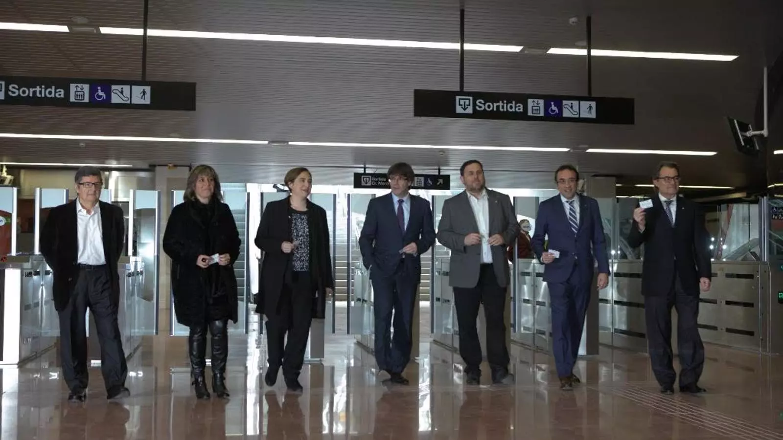 Les autoritats inauguren el tram sud de la L9 del metro a Barcelona. D'esquerra a dreta: l’alcalde del Prat de Llobregat, Lluis Tejedor; l’alcaldessa de l’Hospitalet de Llobregat, Núria Marín; l’alcaldessa de Barcelona, Ada Colau; el president de la Generalitat, Carles Puigdemont; el vicepresident, Oriol Junqueras; el conseller de Territori i Sostenibilitat, Josep Rull; i l'expresident de la Generalitat Artur Mas / CÈLIA ATSET