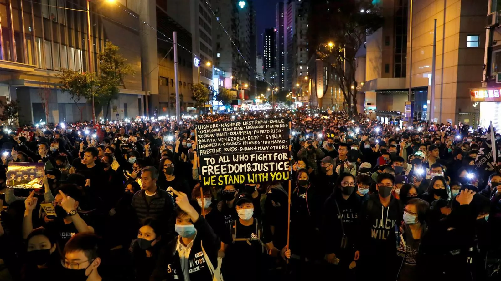 Manifestants vestits de color negre a la marxa multitudinària que va omplir els carrers de Hong Kong ahir.
