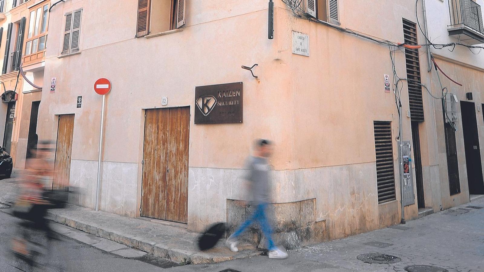 Sólo observando quién entra y sale y los porteros con código, pueden identificarse fácilmente los pisos turísticos, como éste en Palma.