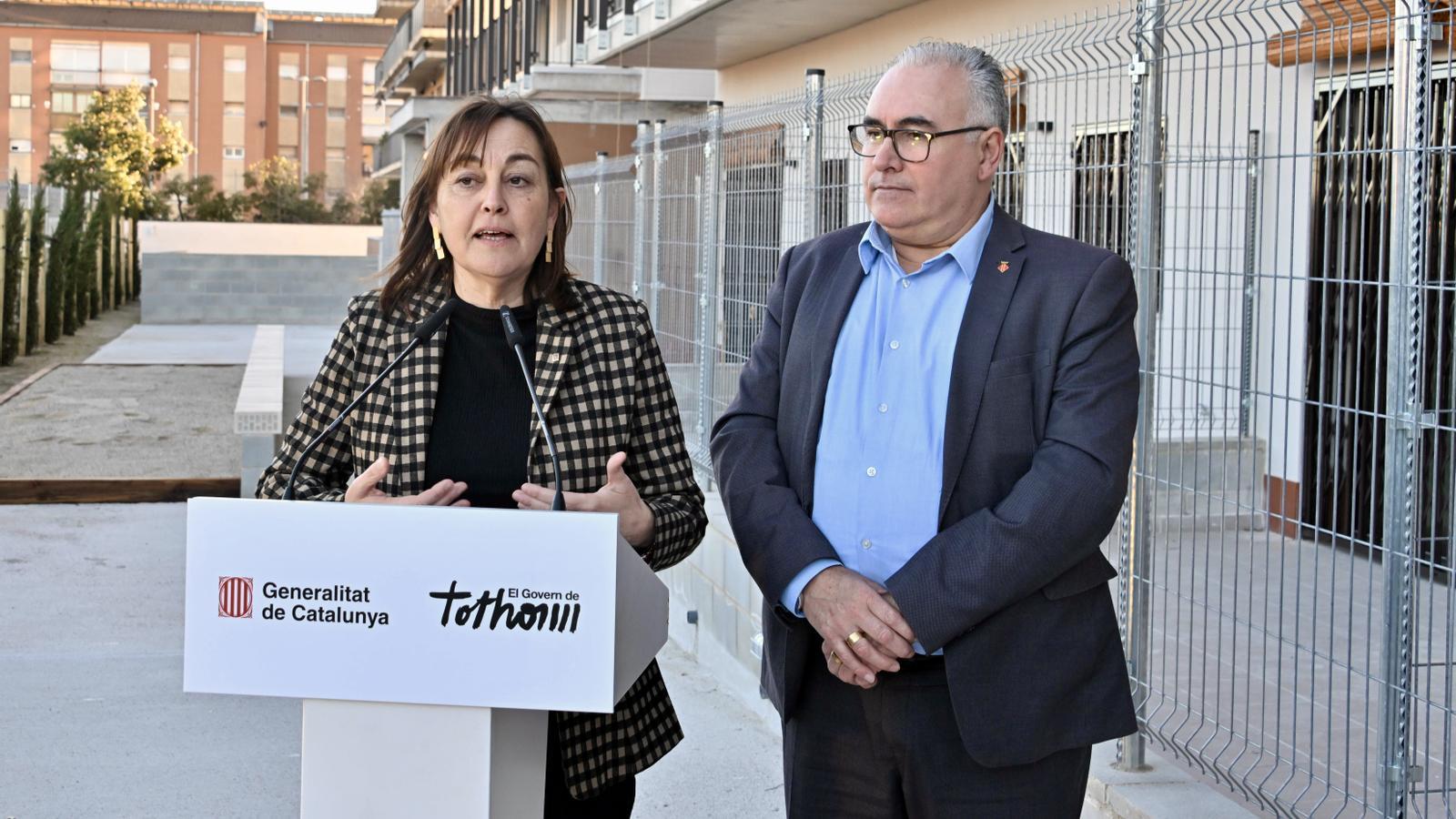 El alcalde de Montacada i Reixach, Bartolomé Egea y Silvia Paneque en un acto