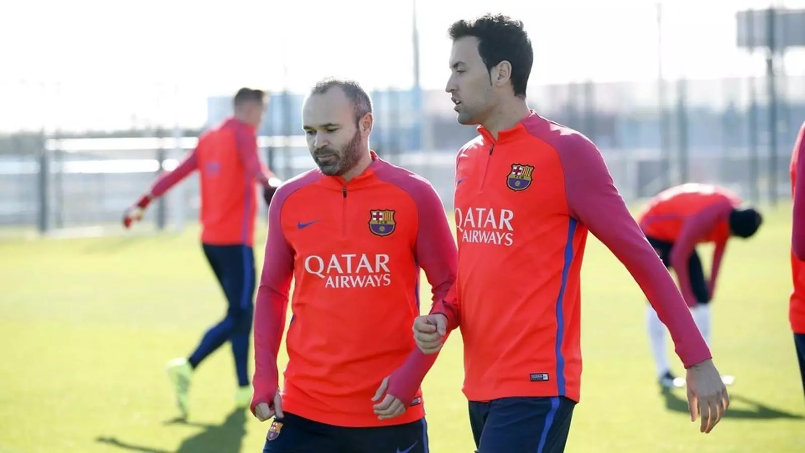 Iniesta, amb Busquets, durant un entrenament