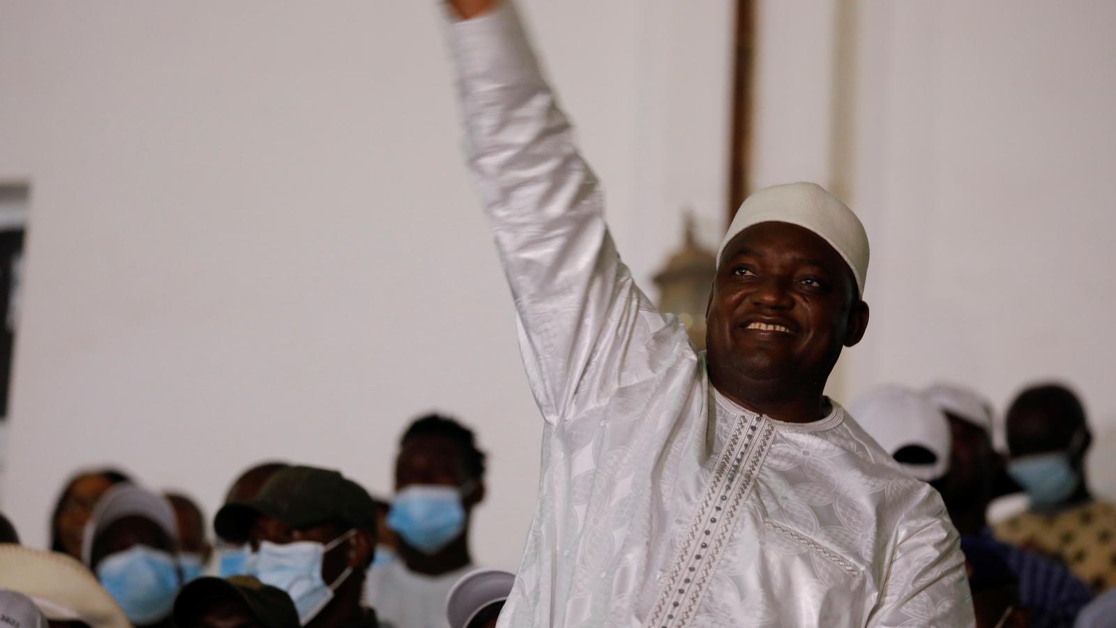 El president Adama Barrow en pronunciar el discurs de victòria diumenge a la nit a Banjul.