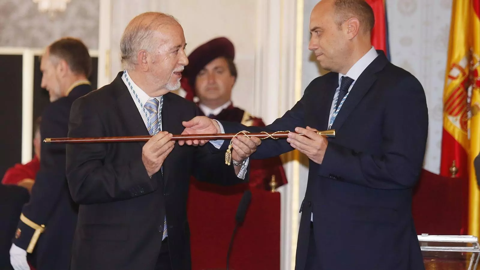 El ja exalcalde d'Alacant Miguel Valor (esquerra) dona la vara de comandament de la ciutat al socialista Gabriel Echávarri. / EFE