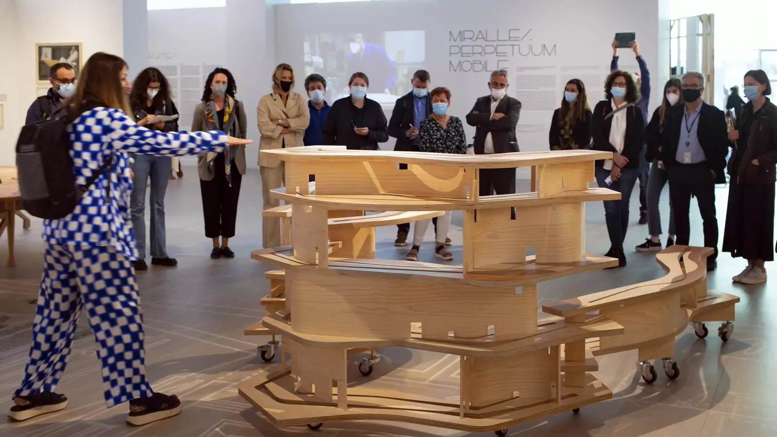 Benedetta Tagliabue amb el moble 'Lelukaapi' a l'exposició 'Perpetuum Mobile' al Museu del Disseny