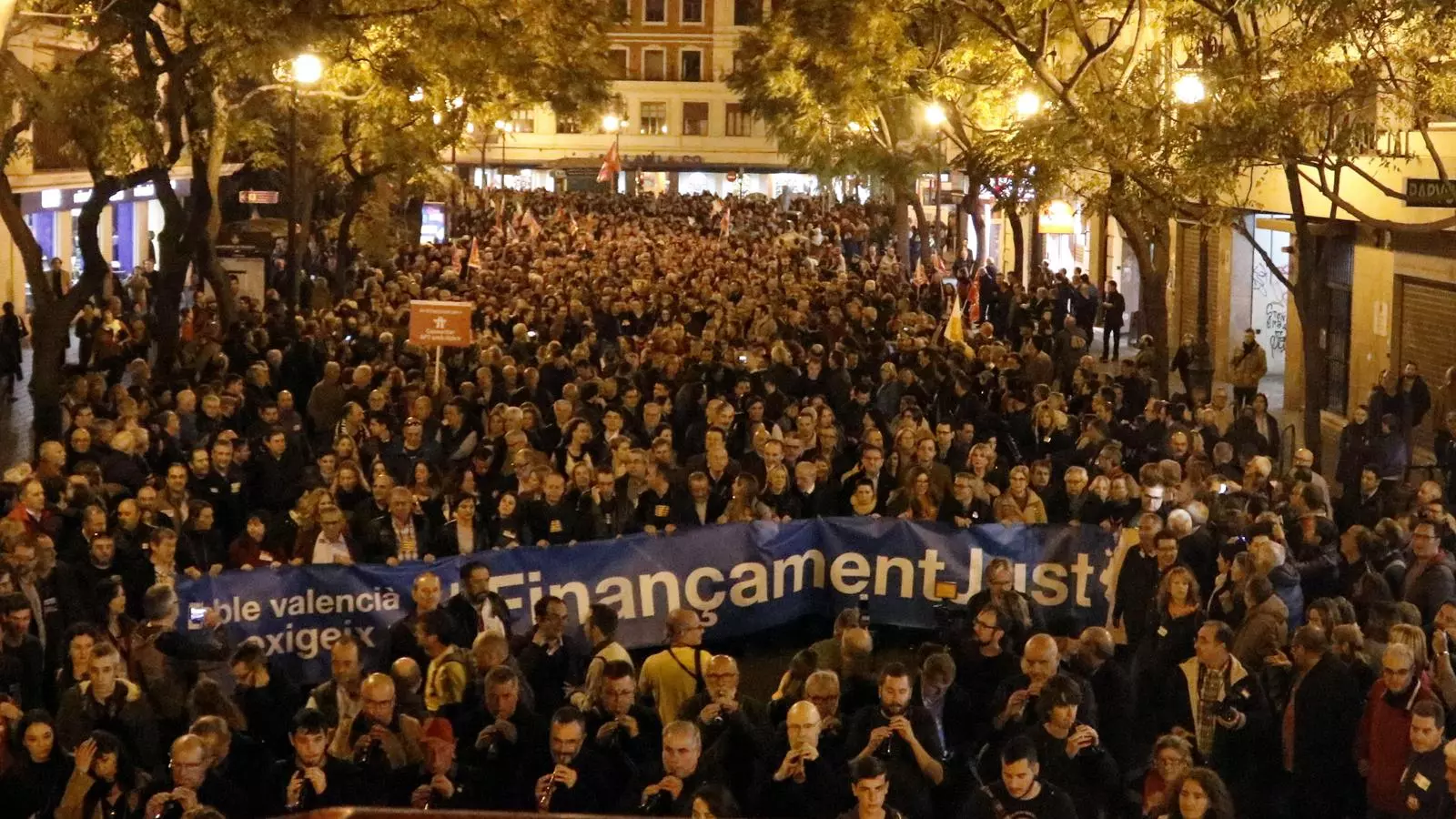 Massiva participació a la manifestació per un finançament "just" per als valencians.