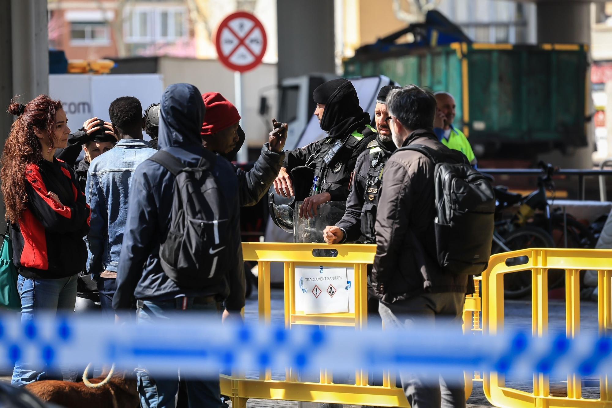Desallotgen l'assentament sota el pont de la C-31 a Badalona