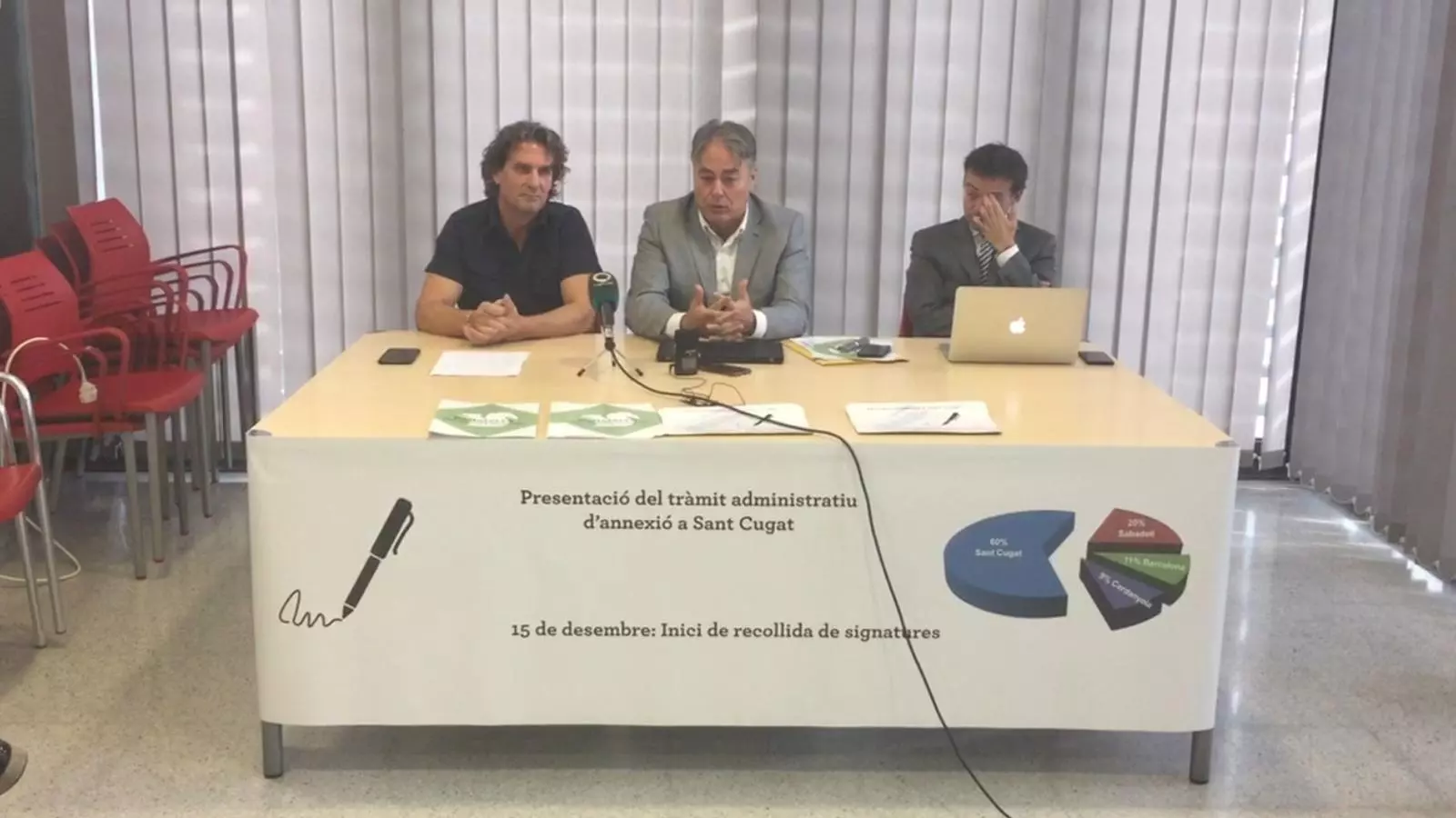 D’esquerra a dreta: Ramon Andreu, president de l'EMD Bellaterra; Miquel Vázquez, president comissió de la veïnal d’annexió; i Xavier Figueras, advocat especialista en Dret Administratiu.