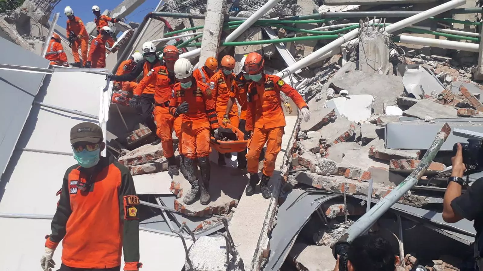 Els serveis de rescat busquen supervivents entra la runa dels edificis caiguts a conseqüència del terratrèmol i posterior tsunami a l'illa indonèsia de Cèlebes
