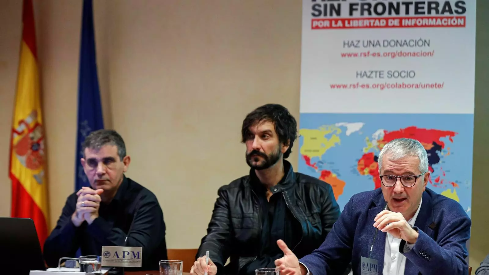 El president de Reporters sense Fronteres, Alfonso Armada, i els fotoperiodistes Ricard Gracía Villanova i Javier Rodríguez, a l'homenatge a Junatxu Rodríguez