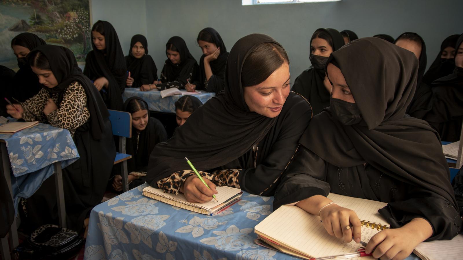 Girls, studying in a center that is sold as if it were a religious school but where secondary education is taught.