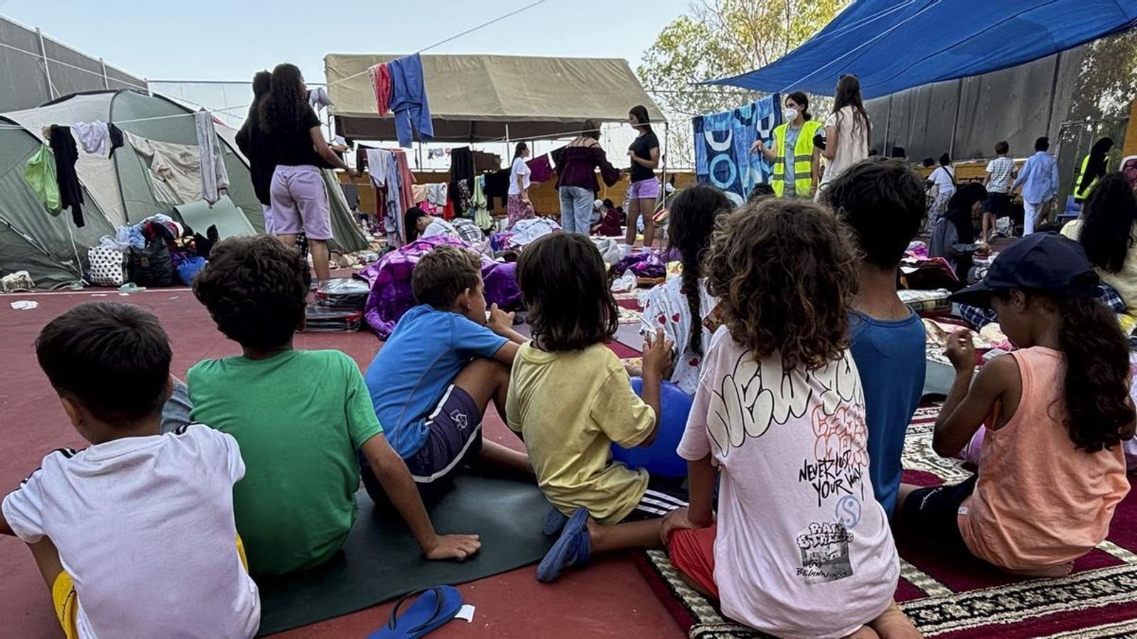 La Asociación de Vecinos de Sidi Embarel ha habilitado un campo de fútbol en las afueras de Ceuta donde duermen cada noche decenas de mujeres y niñas inmigrantes. En la imagen, el aspecto del campo el 9 de agosto.