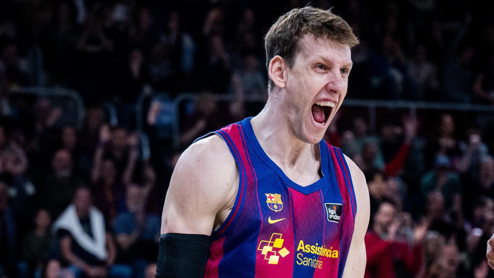 Jan Vesely celebrating a slam dunk.
