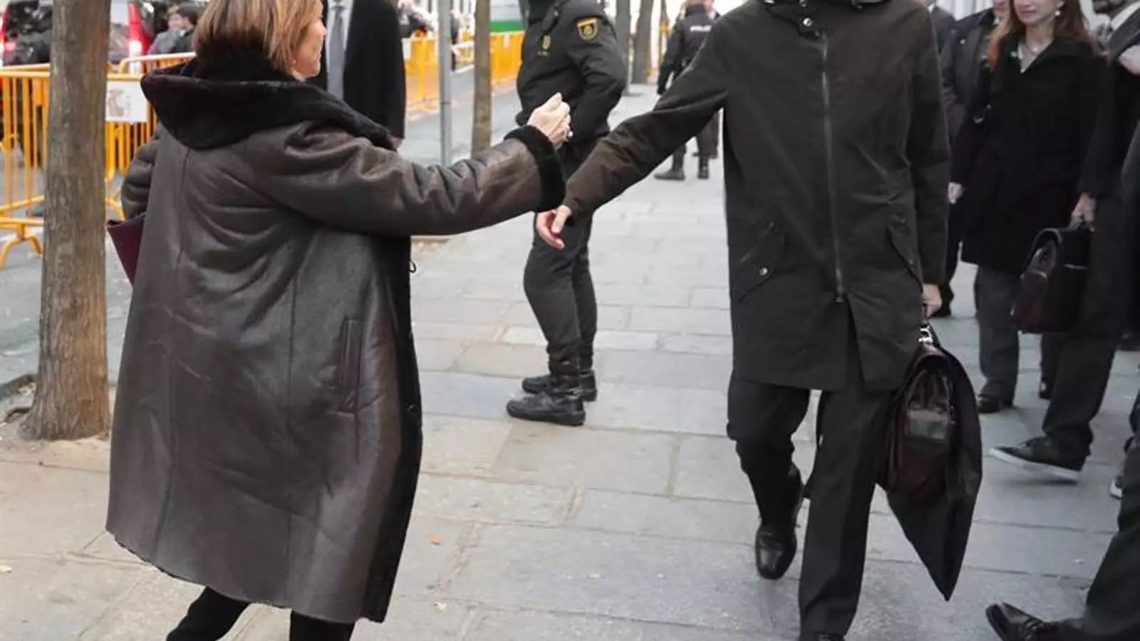 La presidenta de la Diputació Permanent del Parlament, Carme Forcadell, se saluda amb el seu advocat a les portes del Suprem