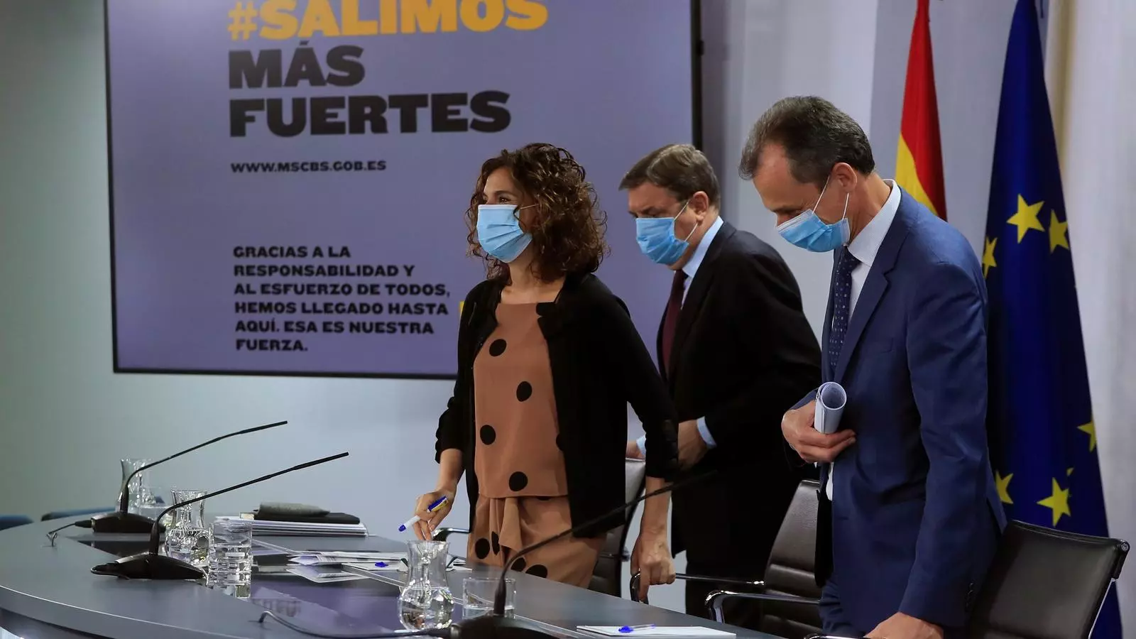 El ministre d'Agricultura, Luis Planas, la ministra portaveu i d'Hisenda, María Jesús Montero, i el ministre de Ciència, Pedro Duque, durant la roda de premsa posterior al consell de ministres.
