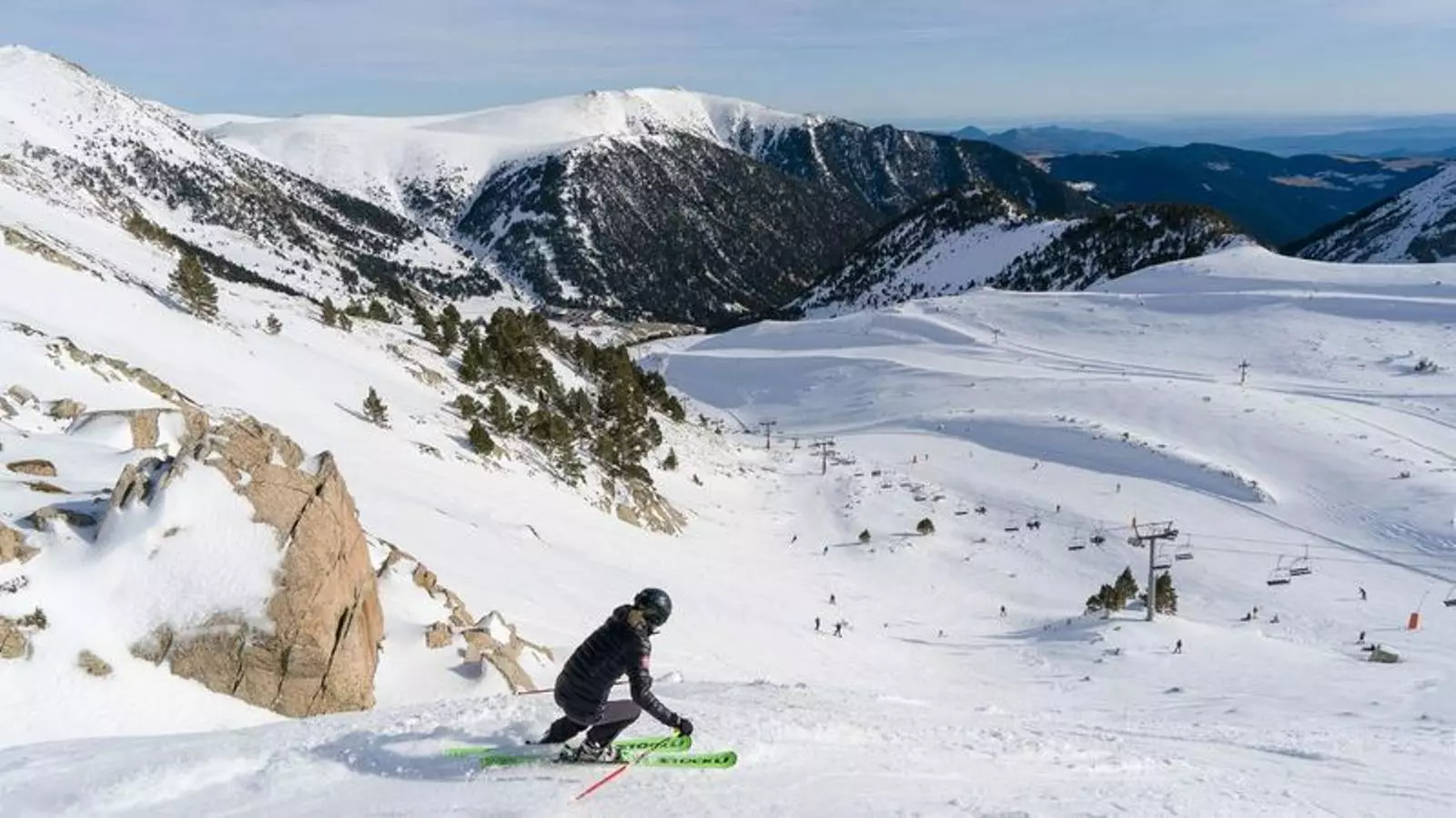 Imatge d'una esquiadora a l'estació de FGC de Vallter
