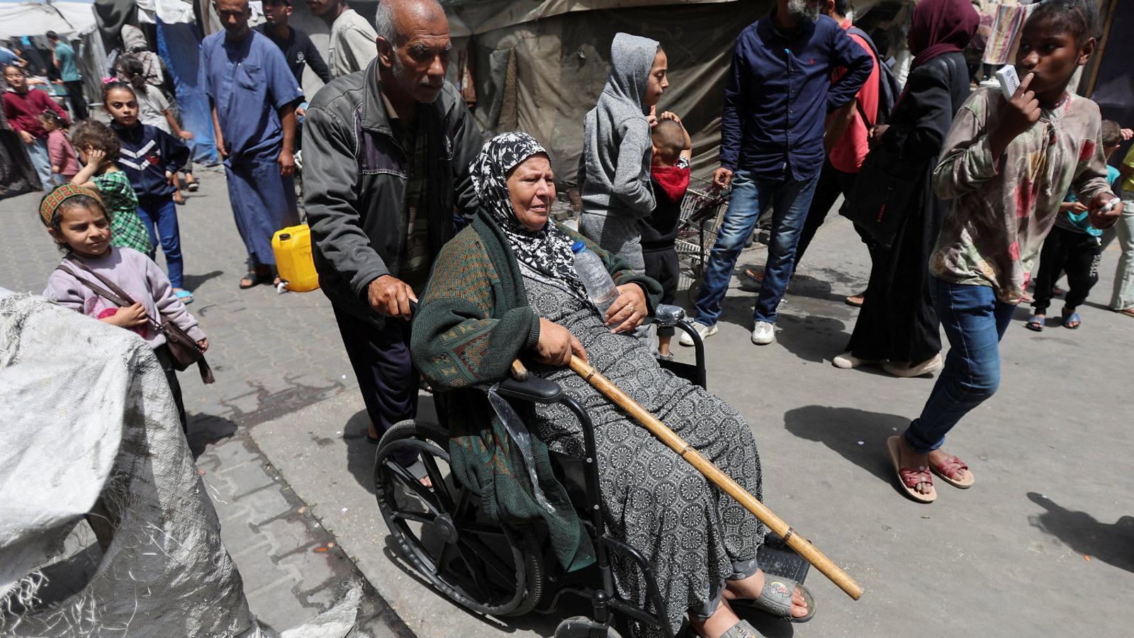Displaced Palestinians in Deir al-Balah, in the center of the Strip.