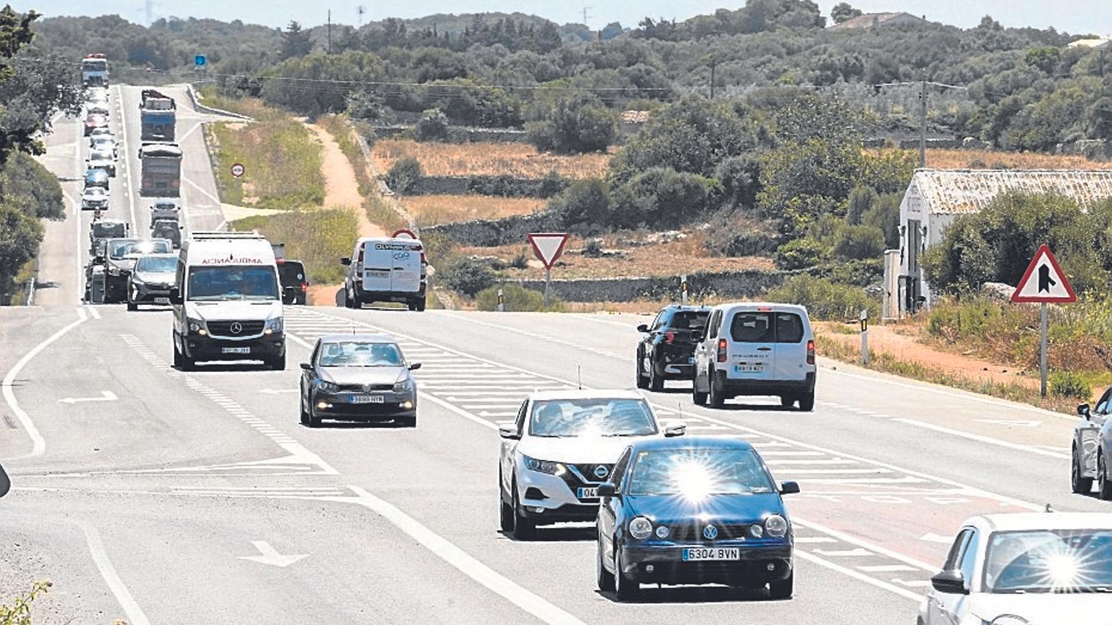 La carretera general Me-1 a la altura de Alaior.
