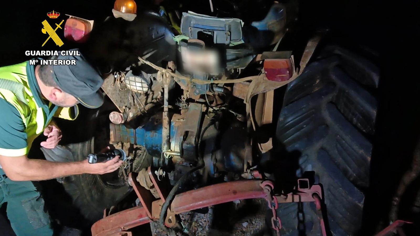 Agents de la Guàrdia Civil durant la investigació