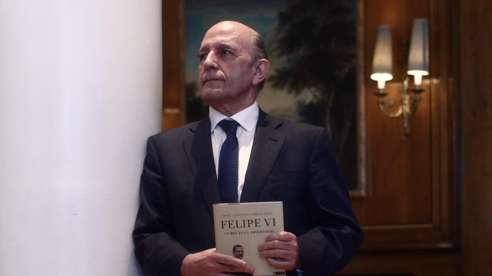 El periodista José Antonio Zarzalejos amb el seu nou llibre a l'hotel Palace de Madrid, on l'ha presentat.