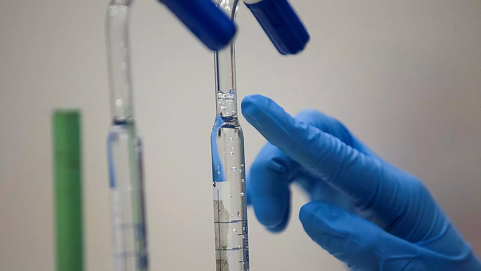 Demostració de com s’obté hidrogen verd en uns laboratoris xilens en una imatge del novembre.