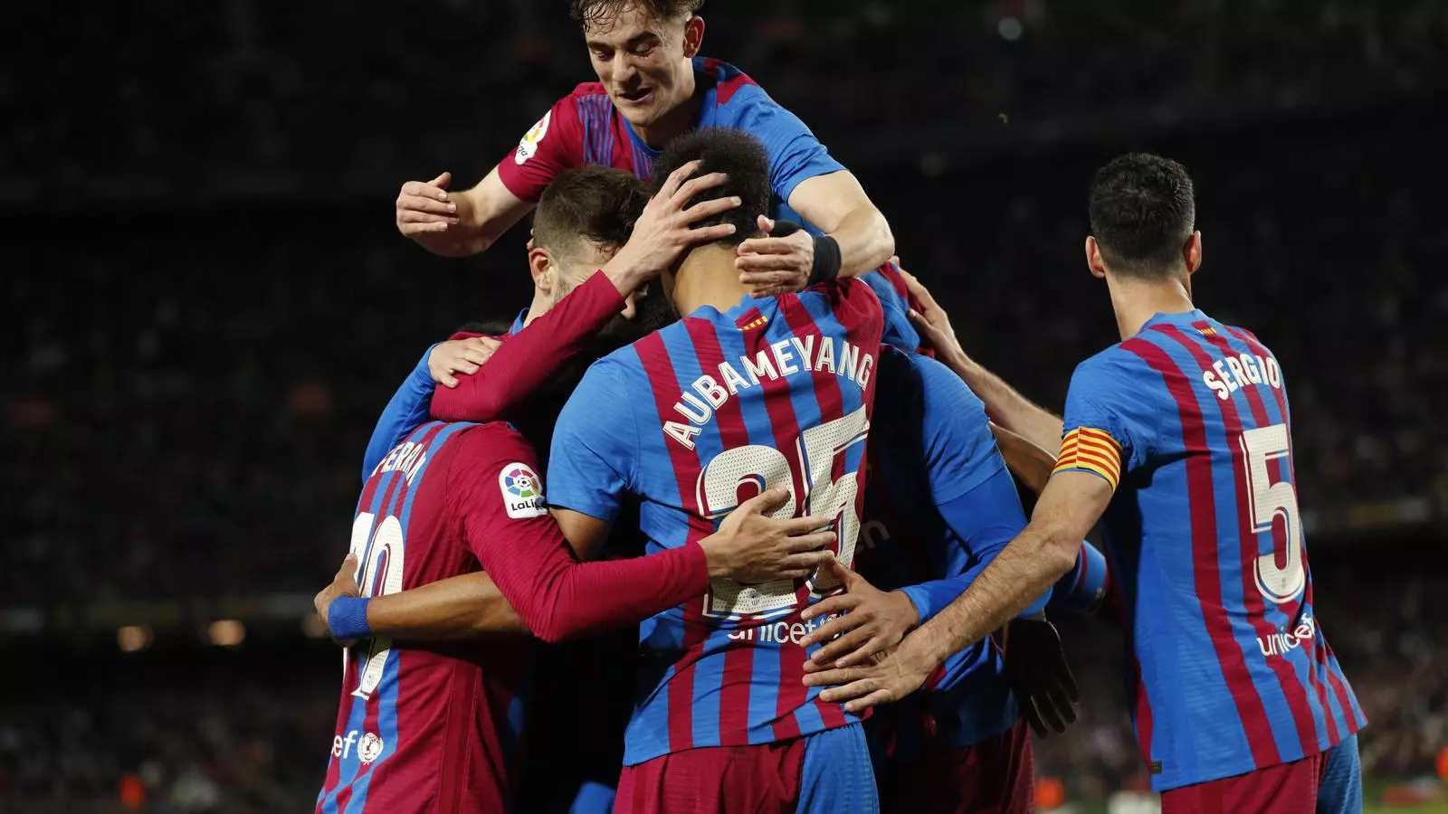 Aubameyang celebrant un gol amb Gavi i altres jugadors del Barça