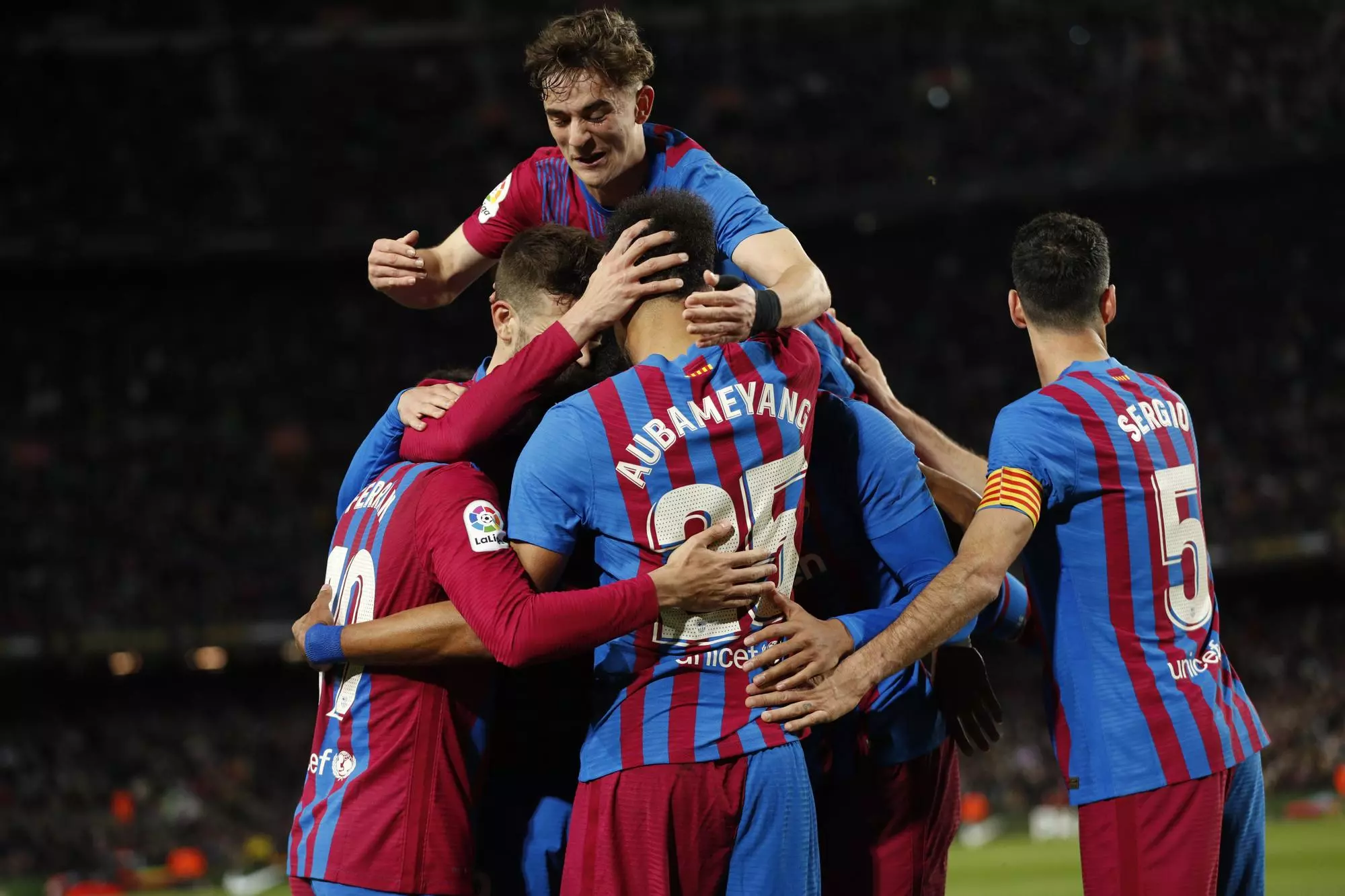 Aubameyang celebrant un gol amb Gavi i altres jugadors del Barça