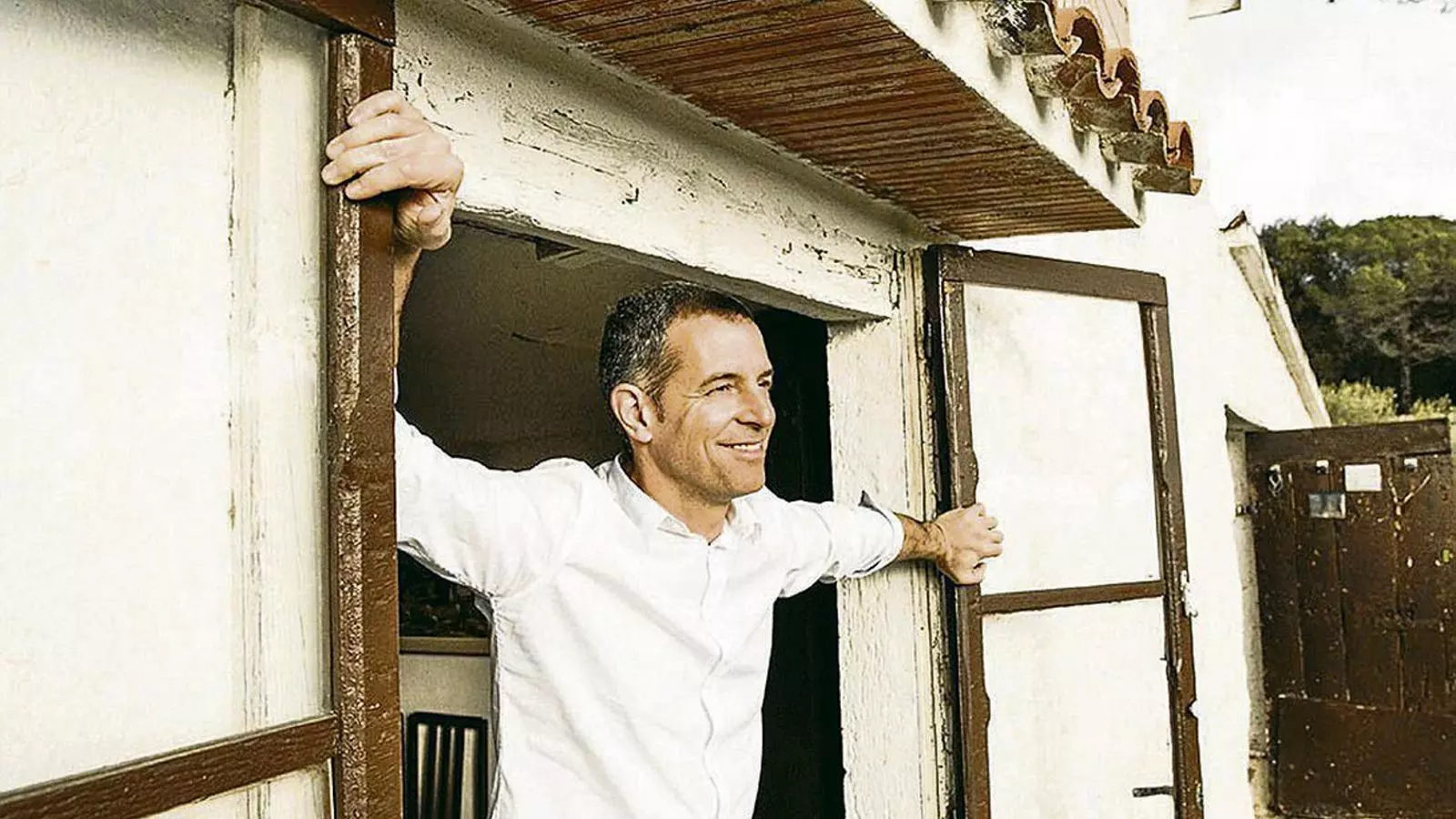Màrius Mollà en una casa del Montseny, l’escenari de la seva nova novel·la.