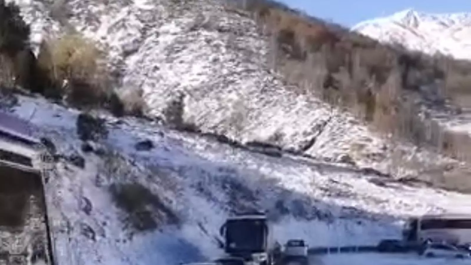 Els vehicles parats al voral de la carretera.