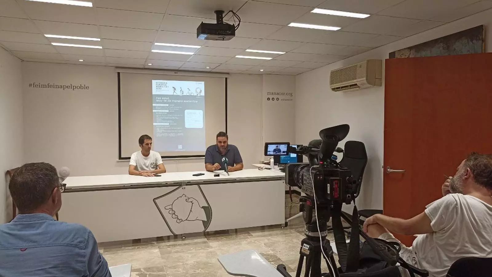 El delegat de Medi Ambient i Mobilitat, Sebastià Llodrà; amb el tècnic de Medi Ambient, Toni Pascual, aquest dimecres a la presentació de la Setmana Europea de la Mobilitat 2022 a Manacor.