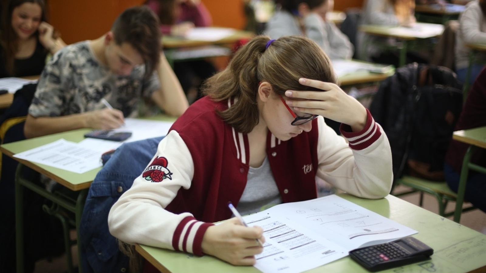Una alumna s'examina de les competències bàsiques aquest dimarts a Barcelona