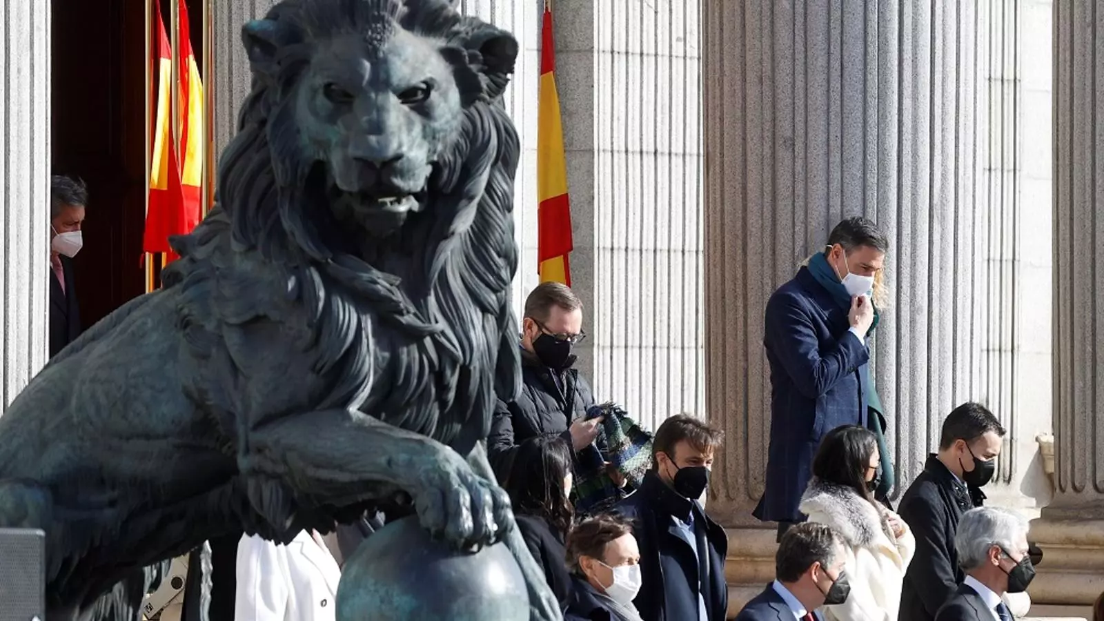 Pedro Sánchez pasa junto a los leones del Congreso , lunes, en el acto de celebración de la aniversació de la Constitución Española.