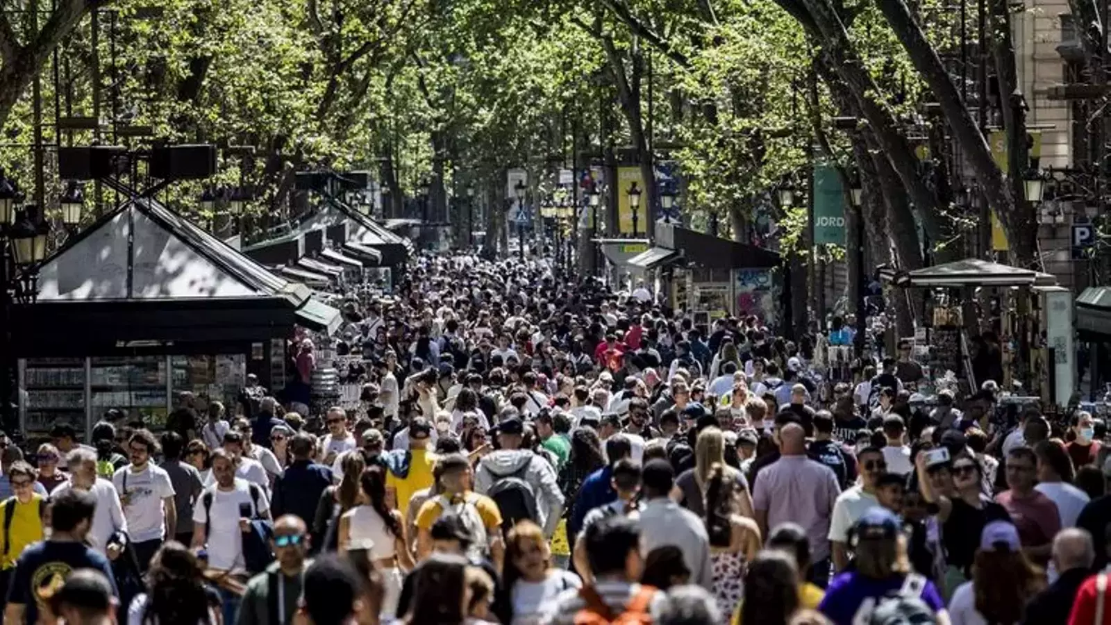Milers de turistes a la Rambla de Barcelona