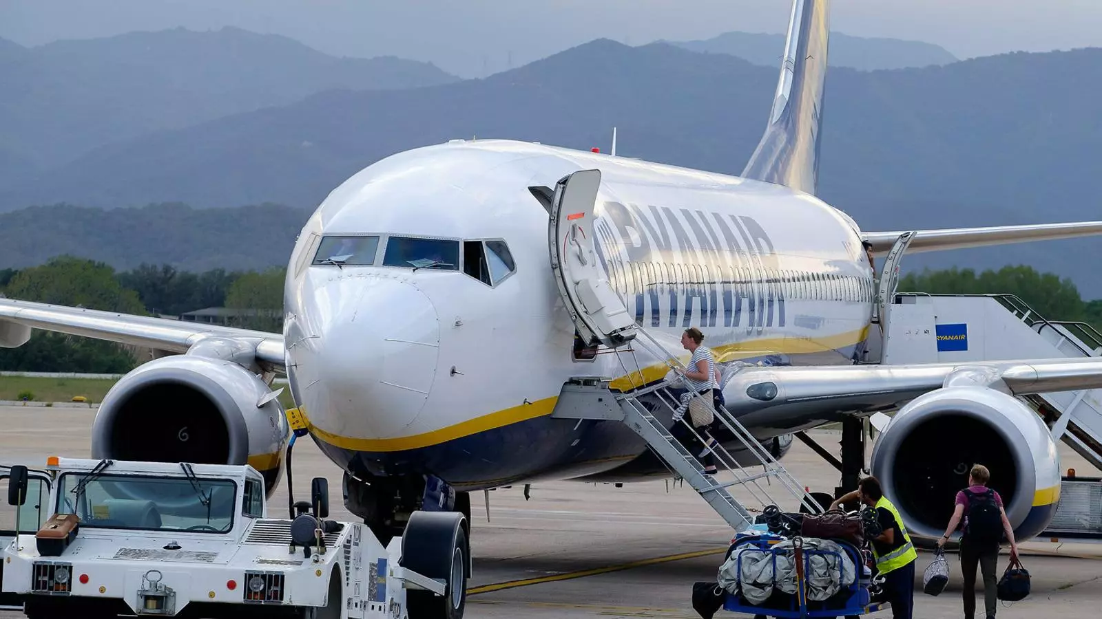 Un avió de Ryanair a l’aeroport de Girona.